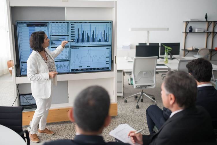 How an AI Slides Generator Can Turn Weekly Reports Into Ready-to-Present Decks